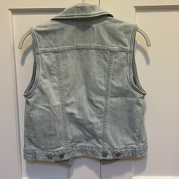 Levi’s Light-wash Sleeveless Jean Jacket - Picture 3 of 5